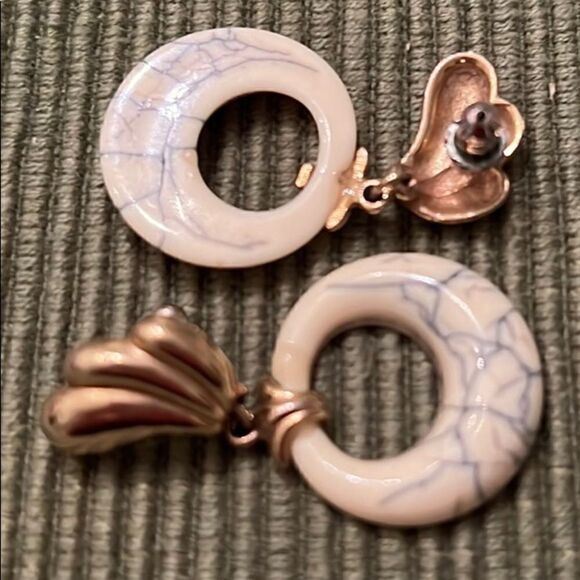 4 pair of stylish earrings - Picture 7 of 11